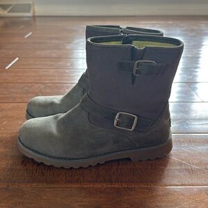 Ugg ankle boots, size 6, gray, leather, ankle strap, small heel
